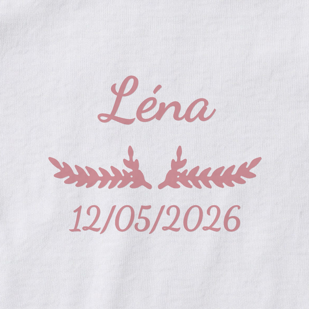 Body bébé personnalisé Léna — gros plan du marquage « Léna », ornement Bouquet et date de naissance « 12/05/2026 »