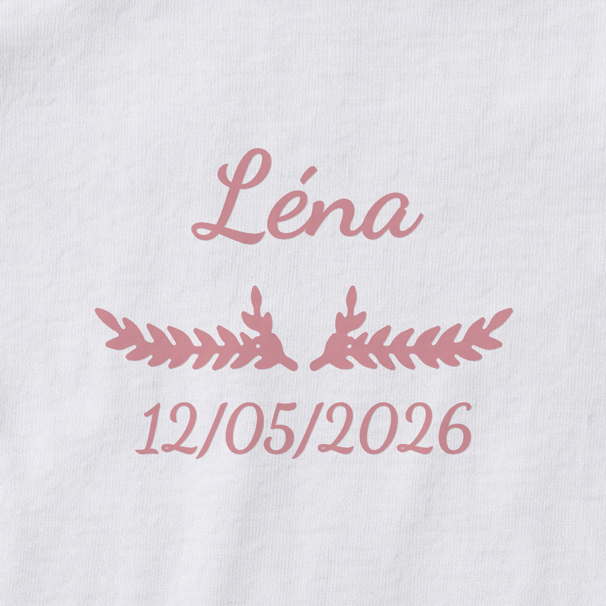 Body bébé personnalisé Léna — gros plan du marquage « Léna », ornement Bouquet et date de naissance « 12/05/2026 »