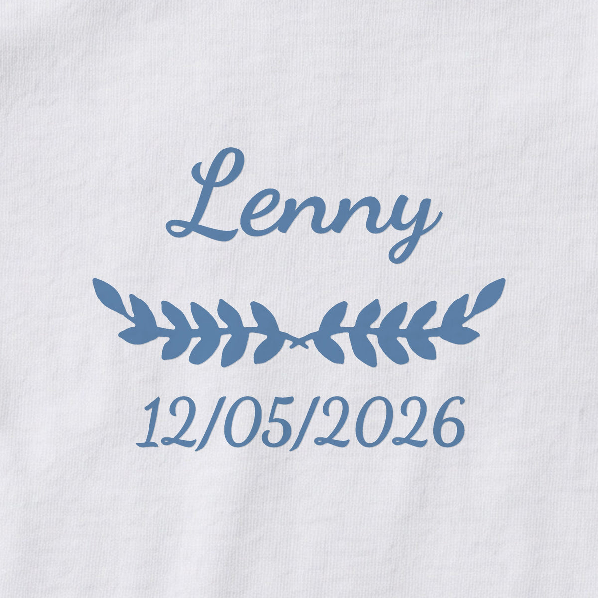 Body bébé personnalisé Lenny — gros plan du marquage « Lenny », ornement Feuillage et date de naissance « 12/05/2026 »