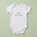 Body bébé blanc personnalisé Léo — prénom « Léo » marqué sur la poitrine, ornement Flèche