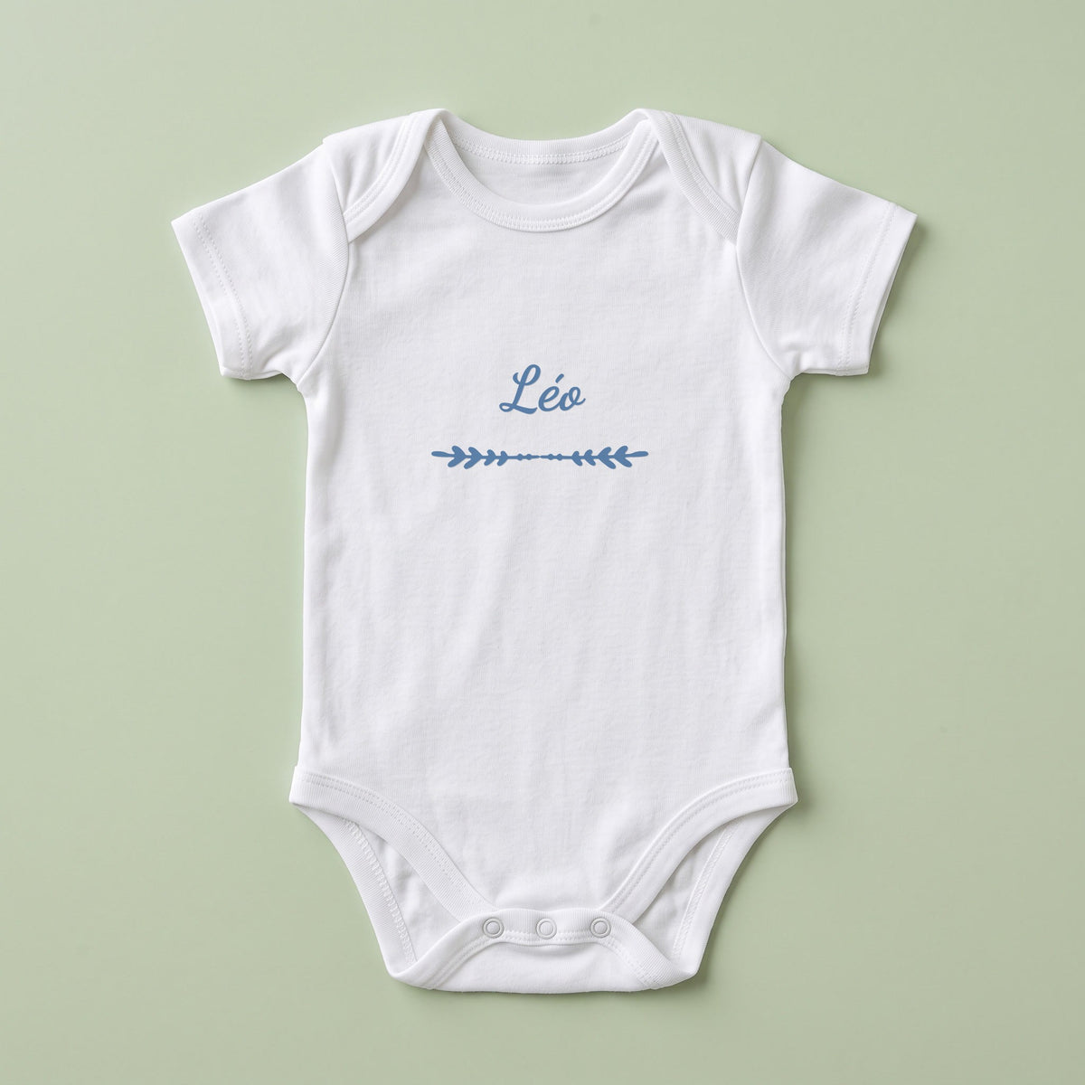 Body bébé blanc personnalisé Léo — prénom « Léo » marqué sur la poitrine, ornement Flèche