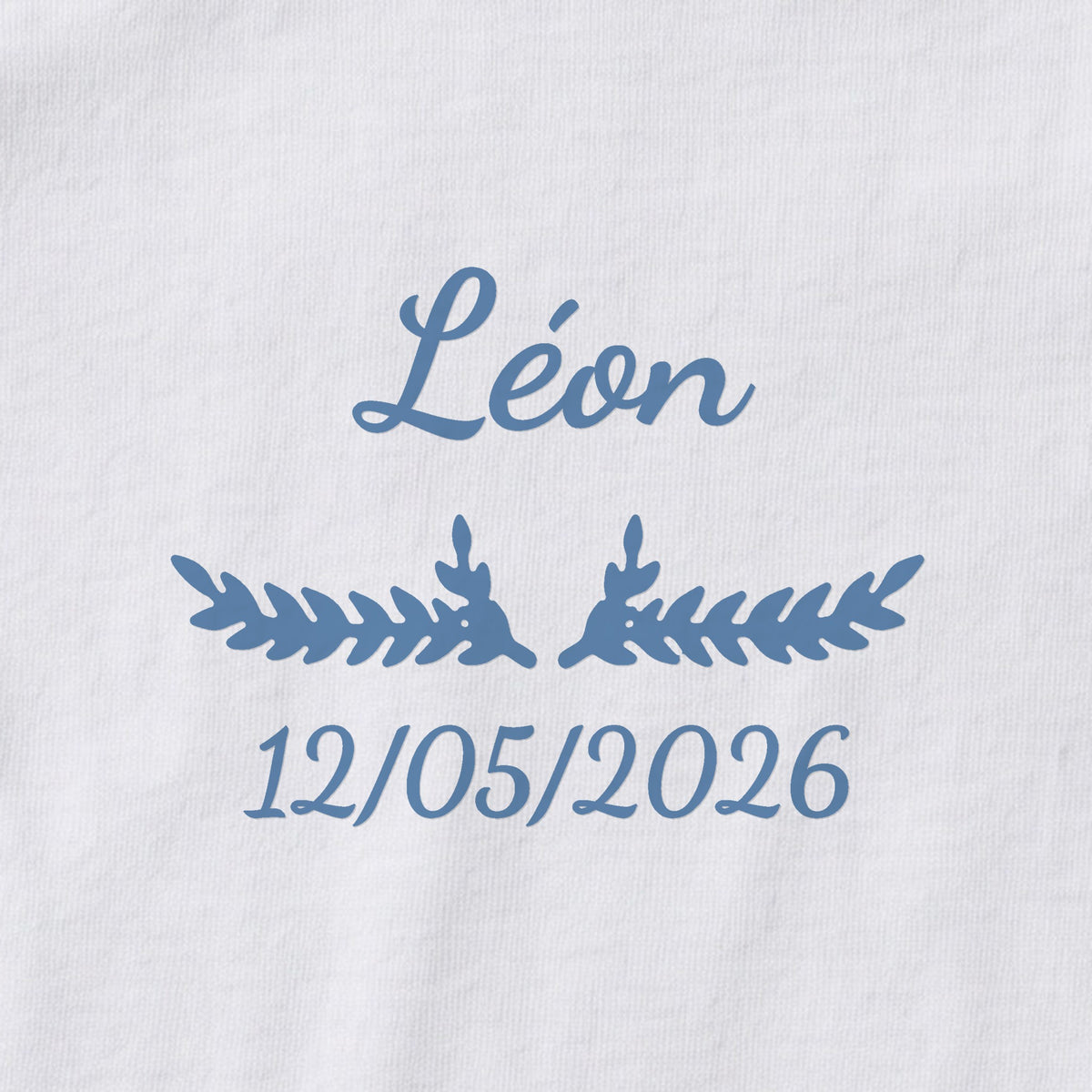 Body bébé personnalisé Léon — gros plan du marquage « Léon », ornement Bouquet et date de naissance « 12/05/2026 »