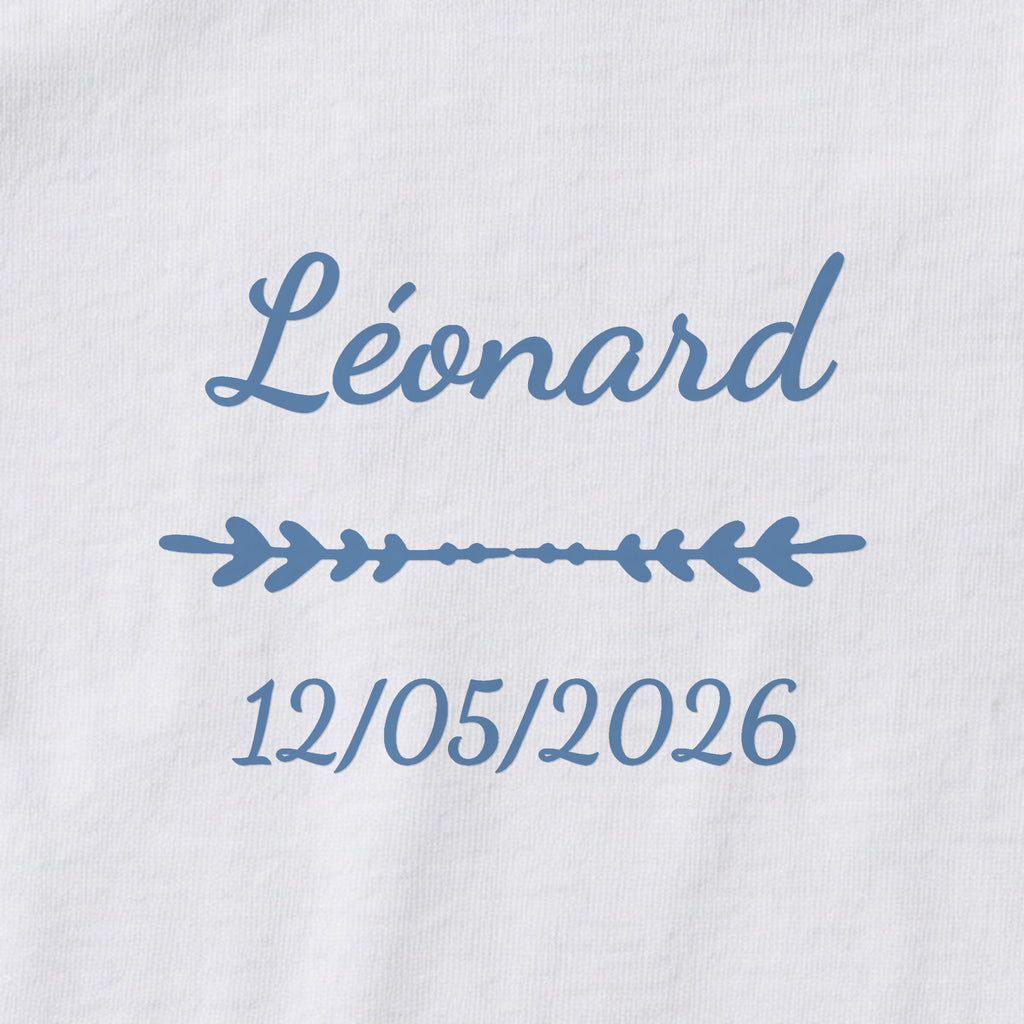 Body bébé personnalisé Léonard — gros plan du marquage « Léonard », ornement Flèche et date de naissance « 12/05/2026 »