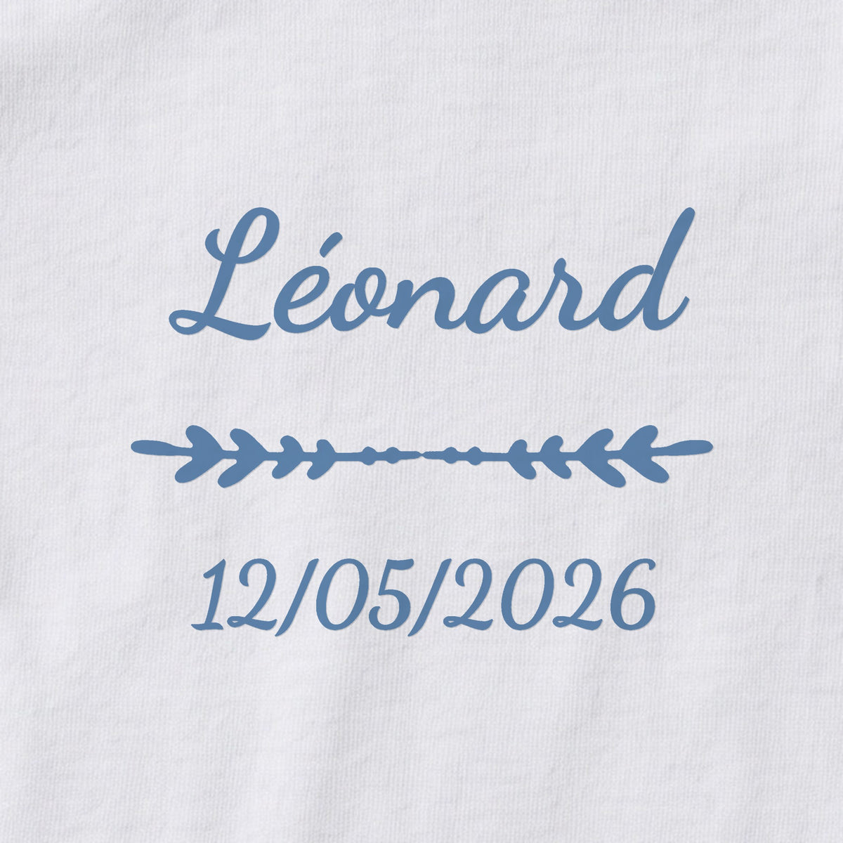 Body bébé personnalisé Léonard — gros plan du marquage « Léonard », ornement Flèche et date de naissance « 12/05/2026 »