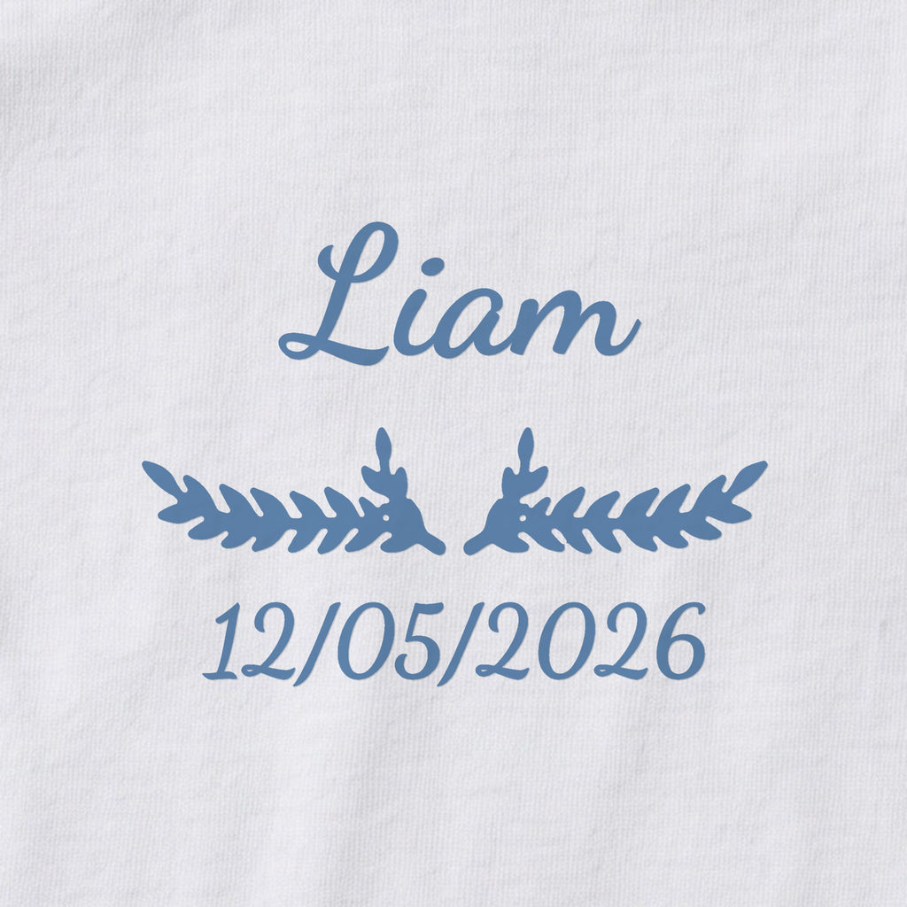 Body bébé personnalisé Liam — gros plan du marquage « Liam », ornement Bouquet et date de naissance « 12/05/2026 »