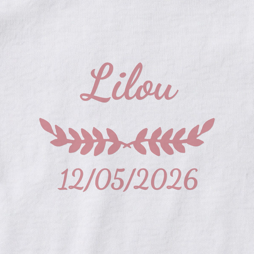 Body bébé personnalisé Lilou — gros plan du marquage « Lilou », ornement Feuillage et date de naissance « 12/05/2026 »