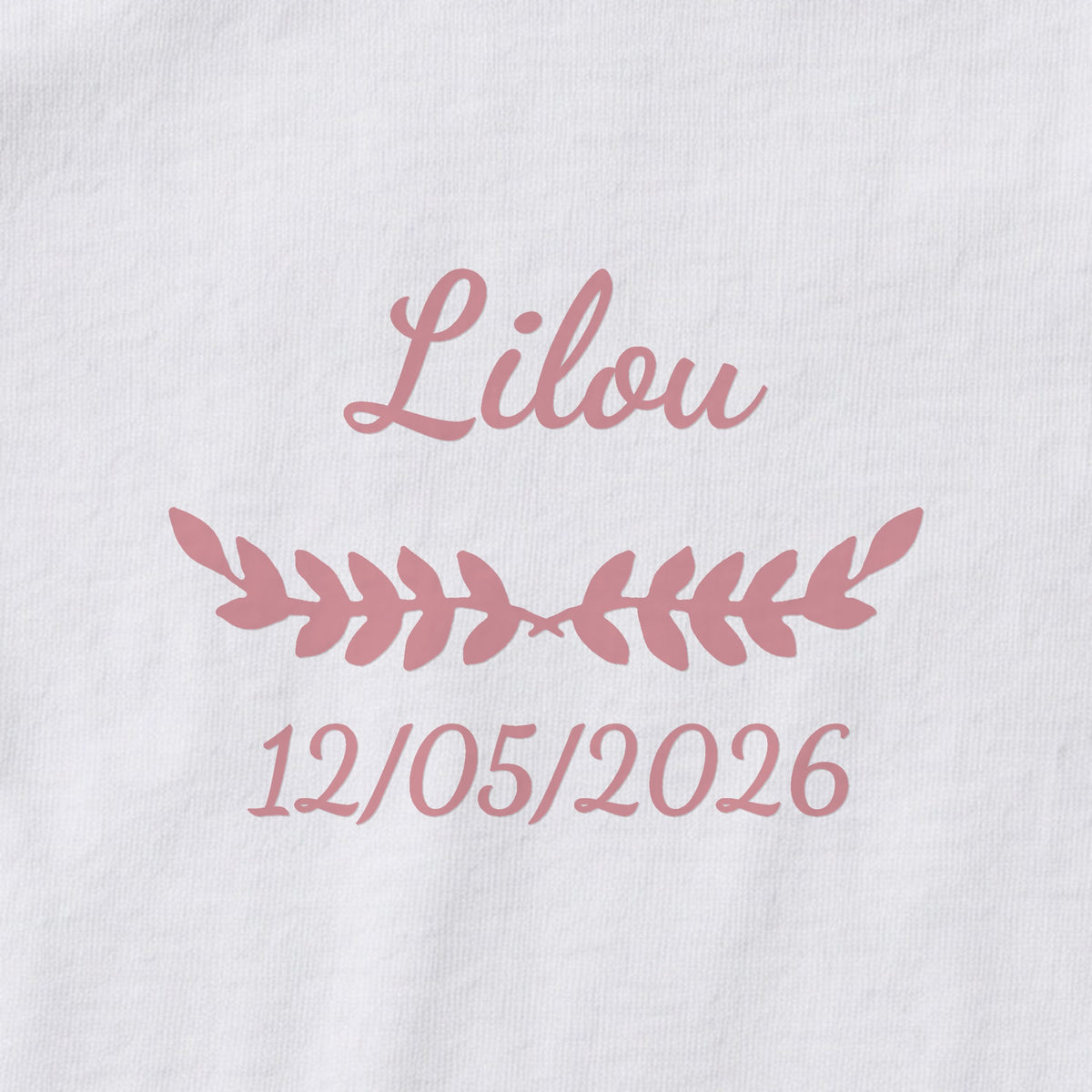 Body bébé personnalisé Lilou — gros plan du marquage « Lilou », ornement Feuillage et date de naissance « 12/05/2026 »