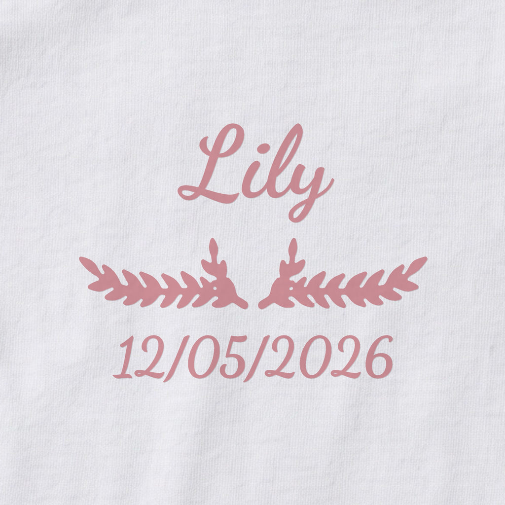 Body bébé personnalisé Lily — gros plan du marquage « Lily », ornement Bouquet et date de naissance « 12/05/2026 »