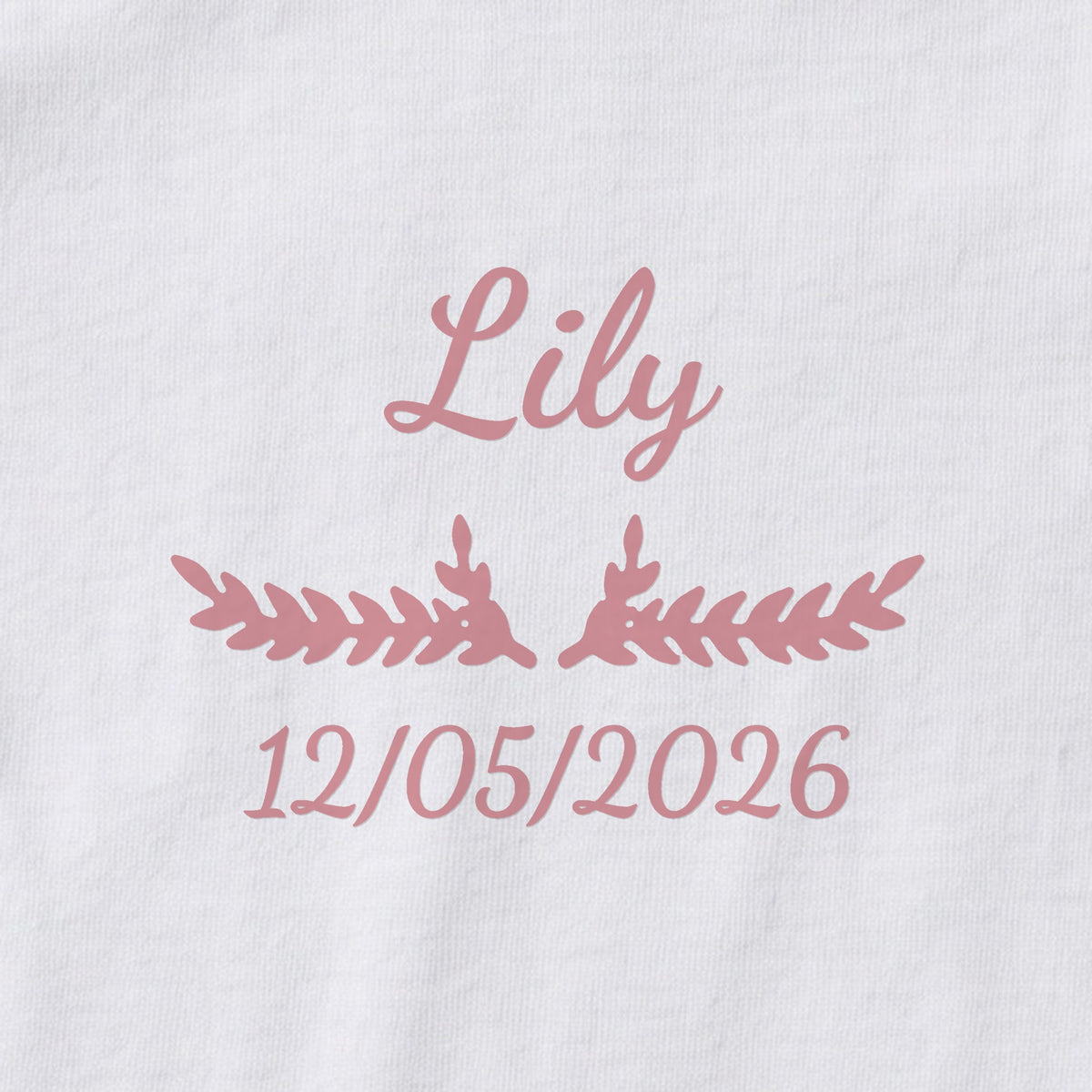 Body bébé personnalisé Lily — gros plan du marquage « Lily », ornement Bouquet et date de naissance « 12/05/2026 »