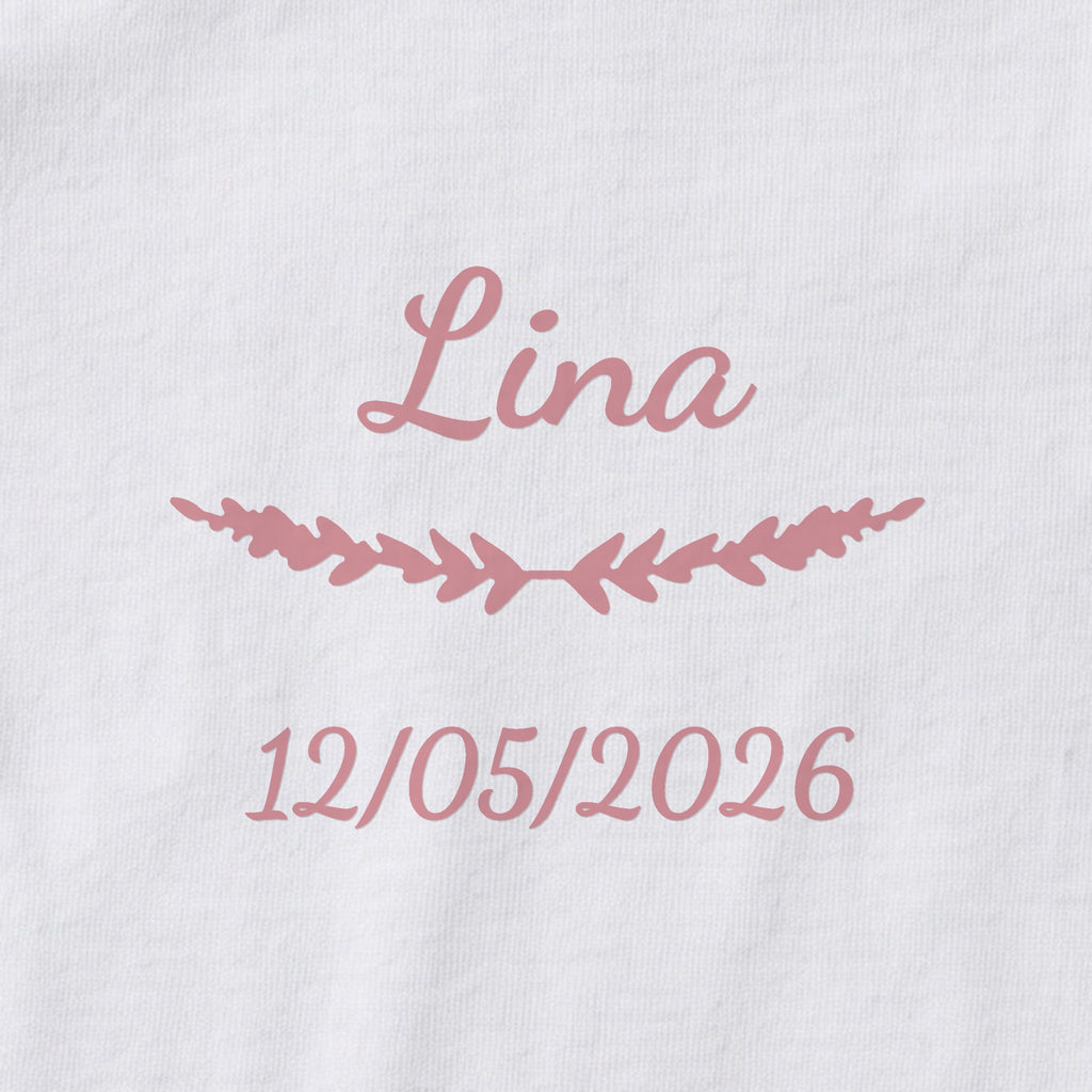 Body bébé personnalisé Lina — gros plan du marquage « Lina », ornement Brindilles et date de naissance « 12/05/2026 »
