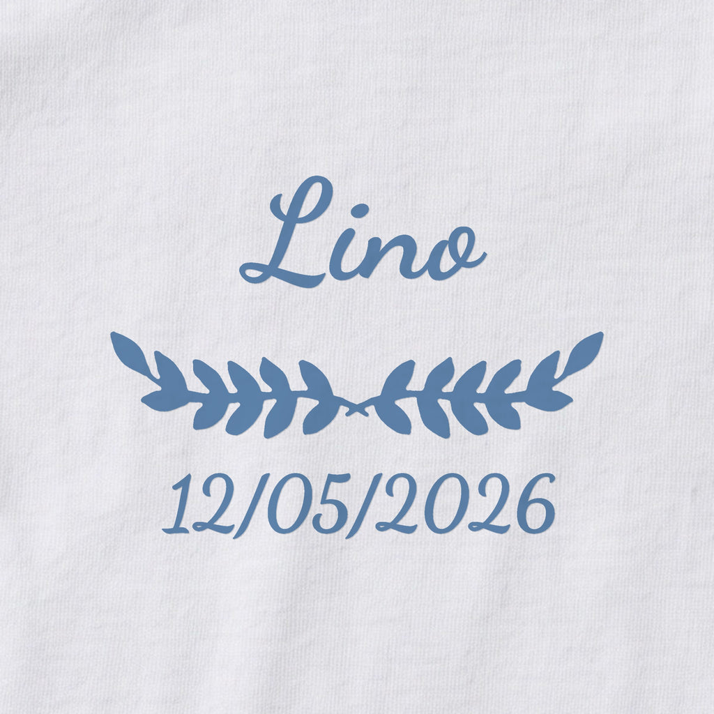 Body bébé personnalisé Lino — gros plan du marquage « Lino », ornement Feuillage et date de naissance « 12/05/2026 »