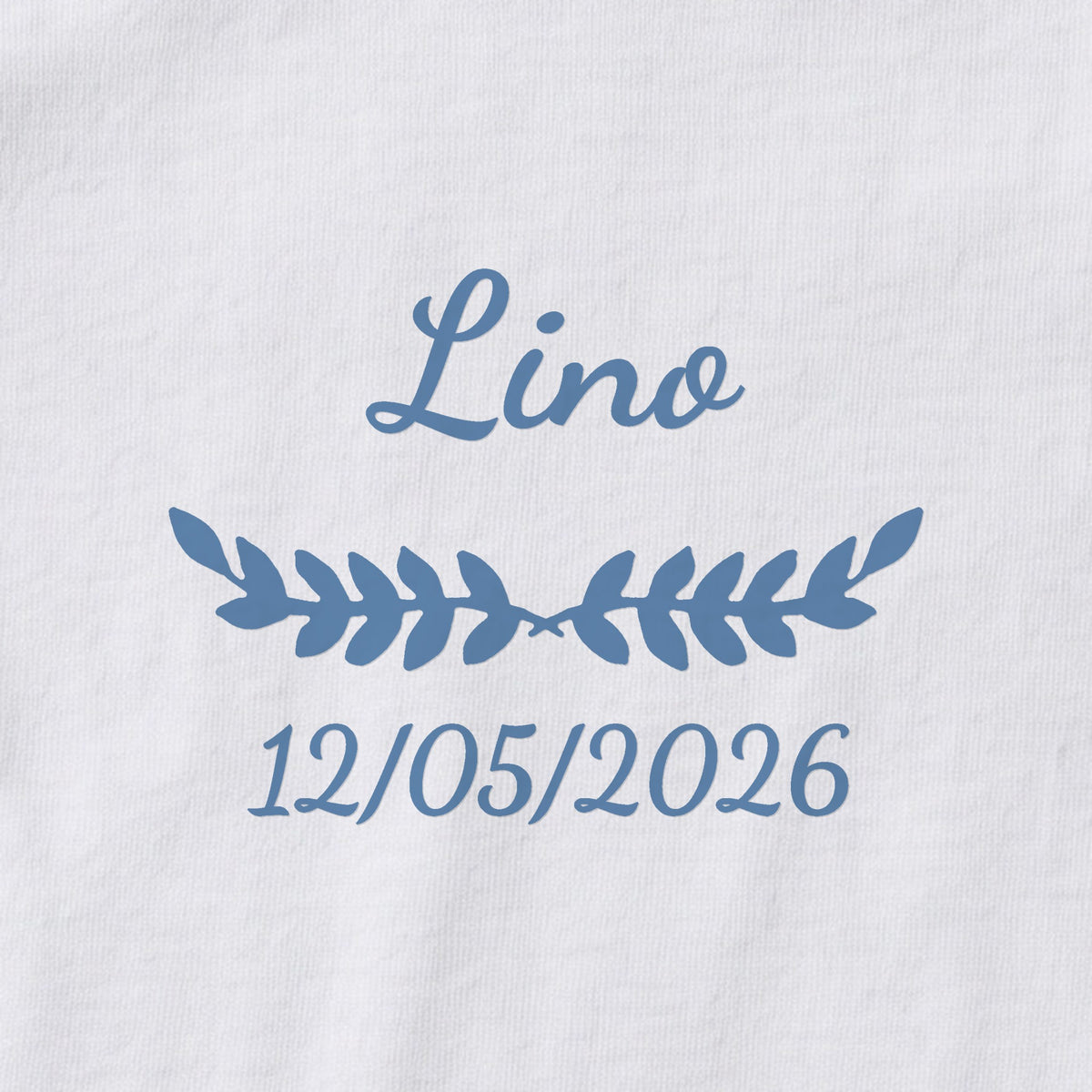 Body bébé personnalisé Lino — gros plan du marquage « Lino », ornement Feuillage et date de naissance « 12/05/2026 »