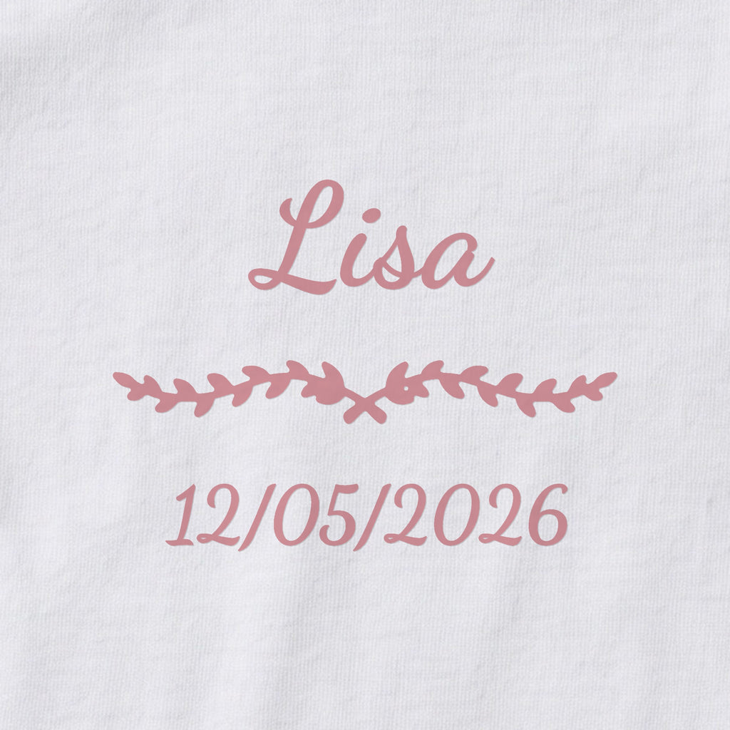 Body bébé personnalisé Lisa — gros plan du marquage « Lisa », ornement Liane et date de naissance « 12/05/2026 »