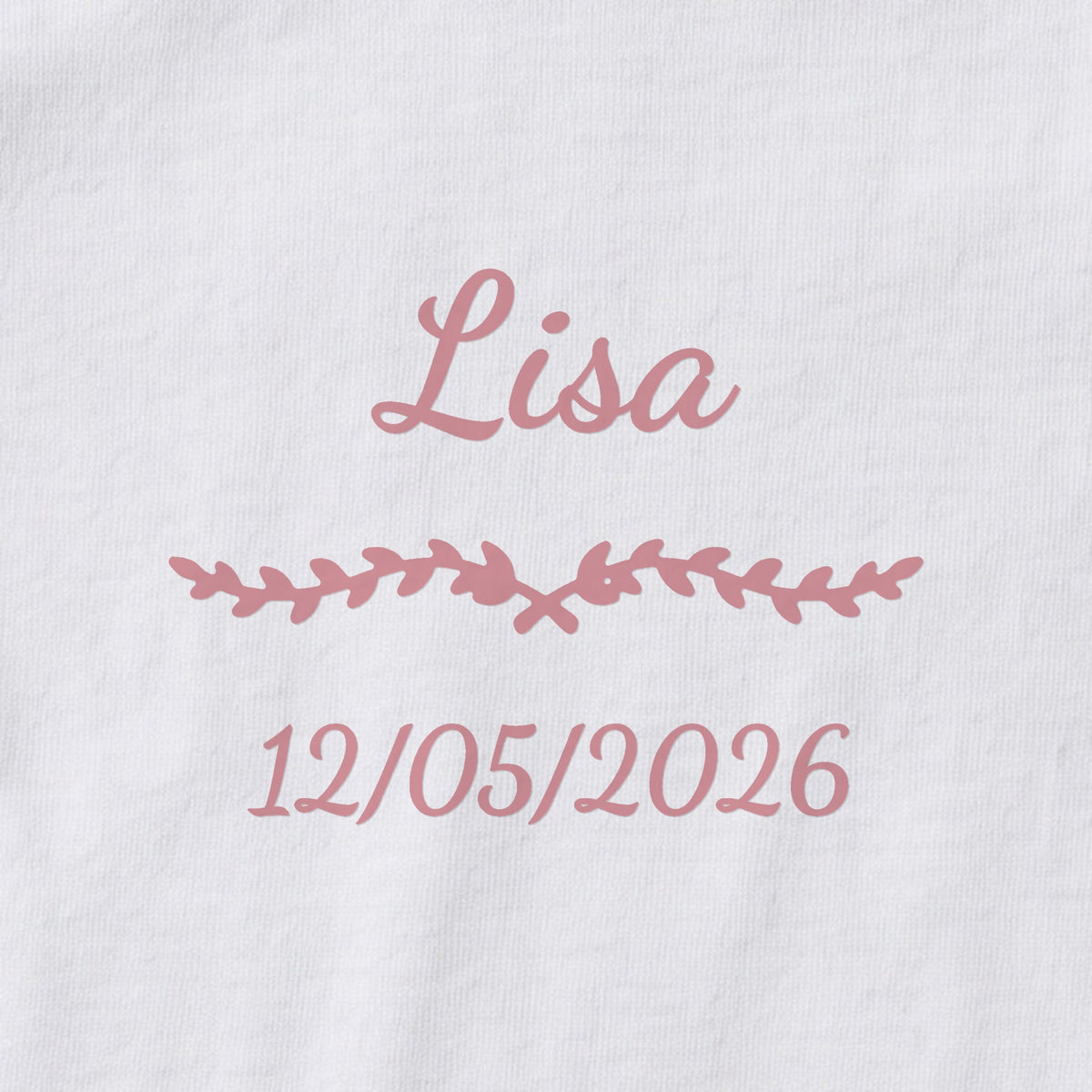 Body bébé personnalisé Lisa — gros plan du marquage « Lisa », ornement Liane et date de naissance « 12/05/2026 »