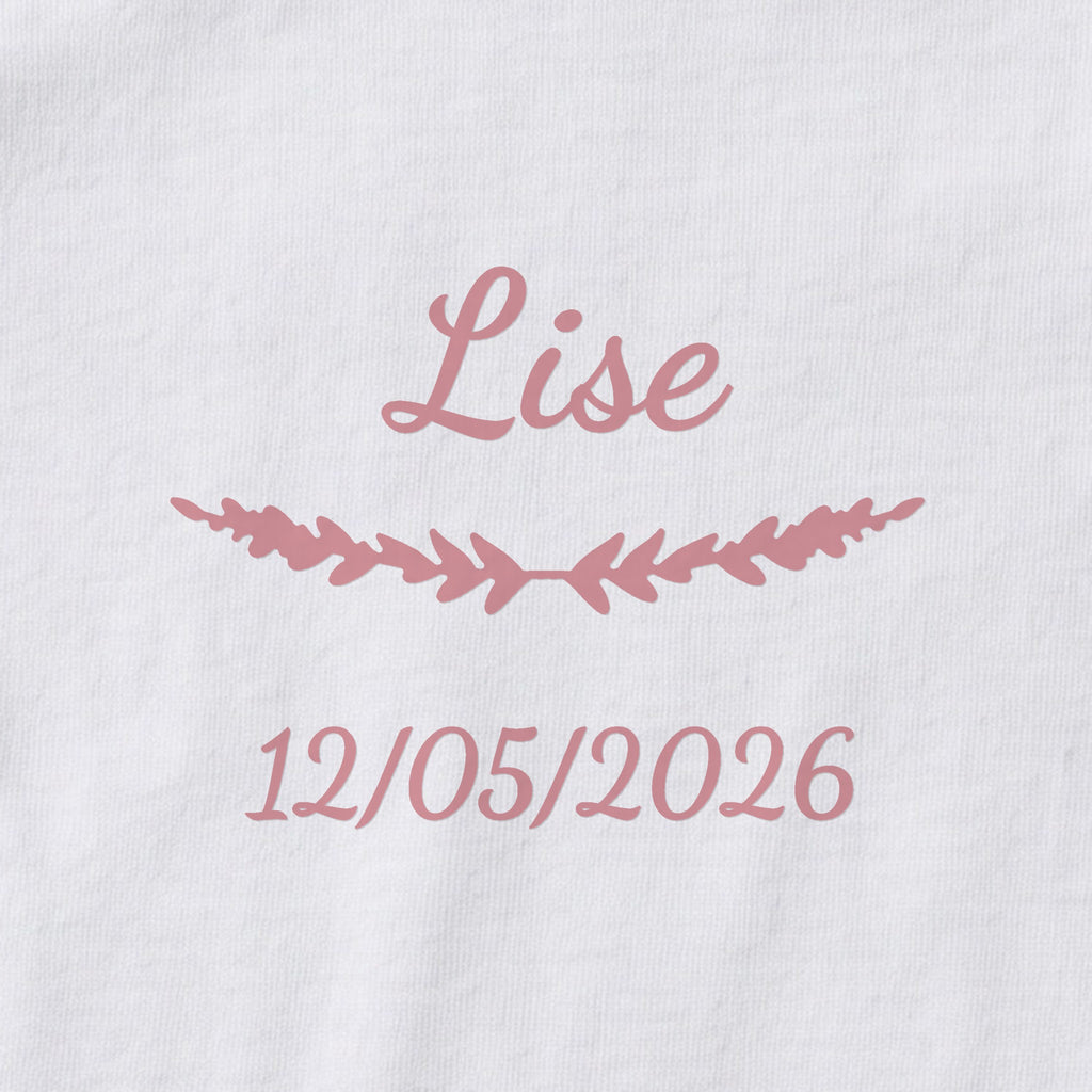 Body bébé personnalisé Lise — gros plan du marquage « Lise », ornement Brindilles et date de naissance « 12/05/2026 »