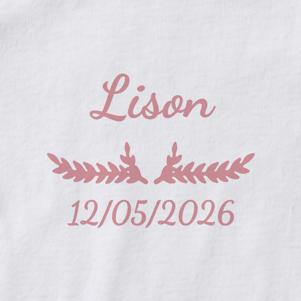 Body bébé personnalisé Lison — gros plan du marquage « Lison », ornement Bouquet et date de naissance « 12/05/2026 »