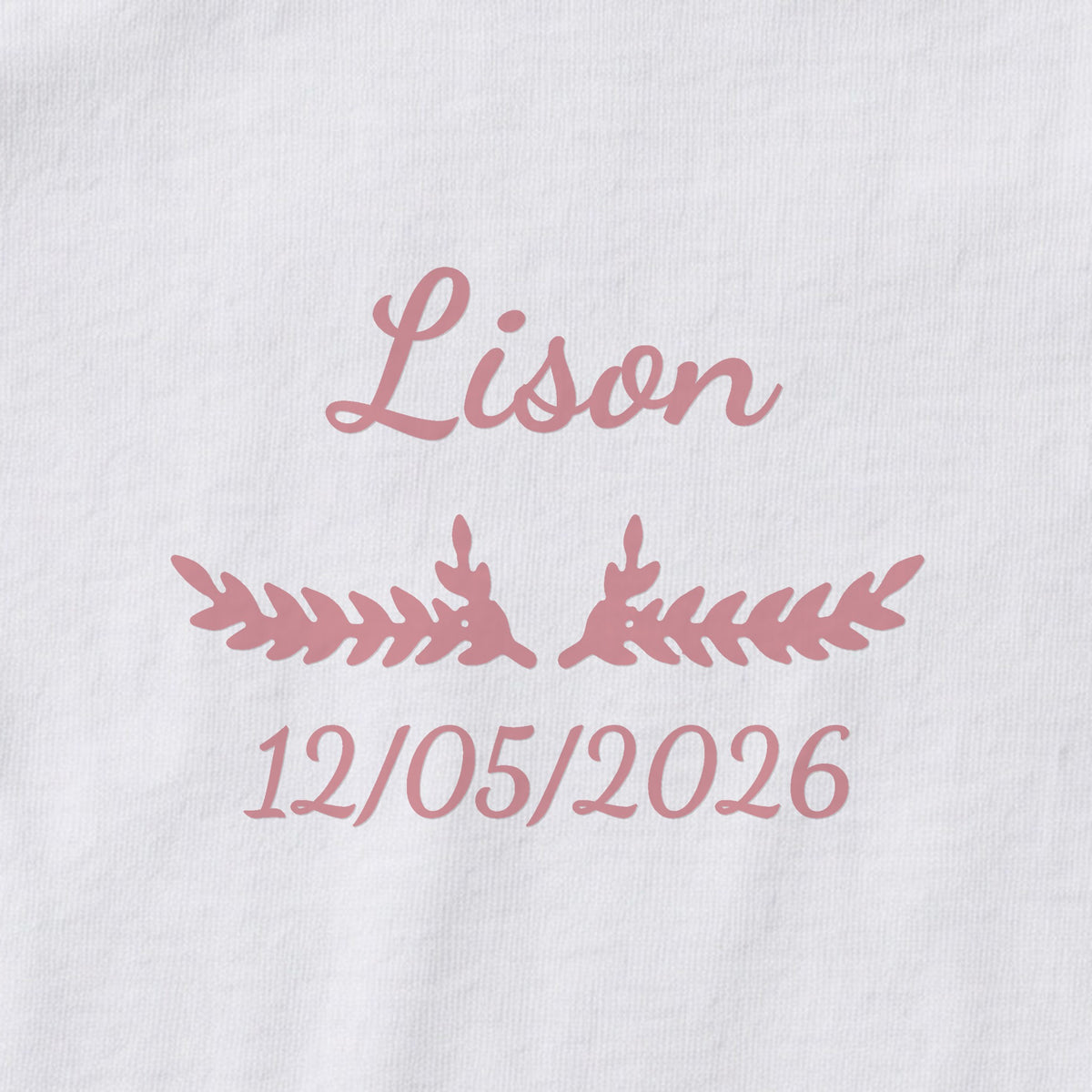 Body bébé personnalisé Lison — gros plan du marquage « Lison », ornement Bouquet et date de naissance « 12/05/2026 »