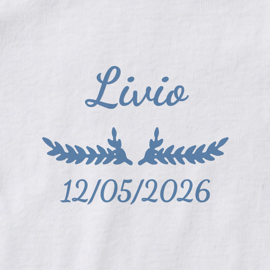 Body bébé personnalisé Livio — gros plan du marquage « Livio », ornement Bouquet et date de naissance « 12/05/2026 »