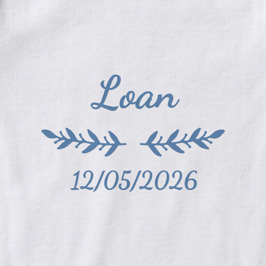 Body bébé personnalisé Loan — gros plan du marquage « Loan », ornement Rameaux et date de naissance « 12/05/2026 »