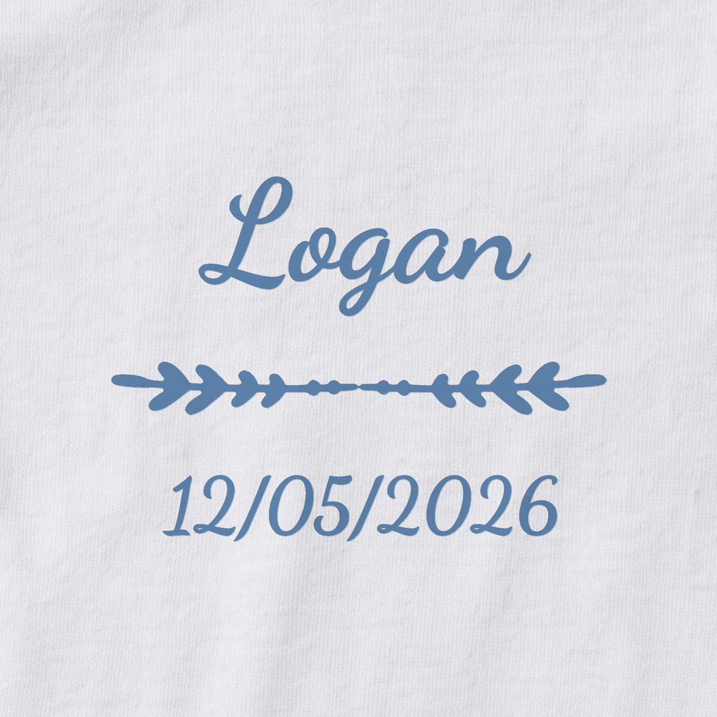 Body bébé personnalisé Logan — gros plan du marquage « Logan », ornement Flèche et date de naissance « 12/05/2026 »