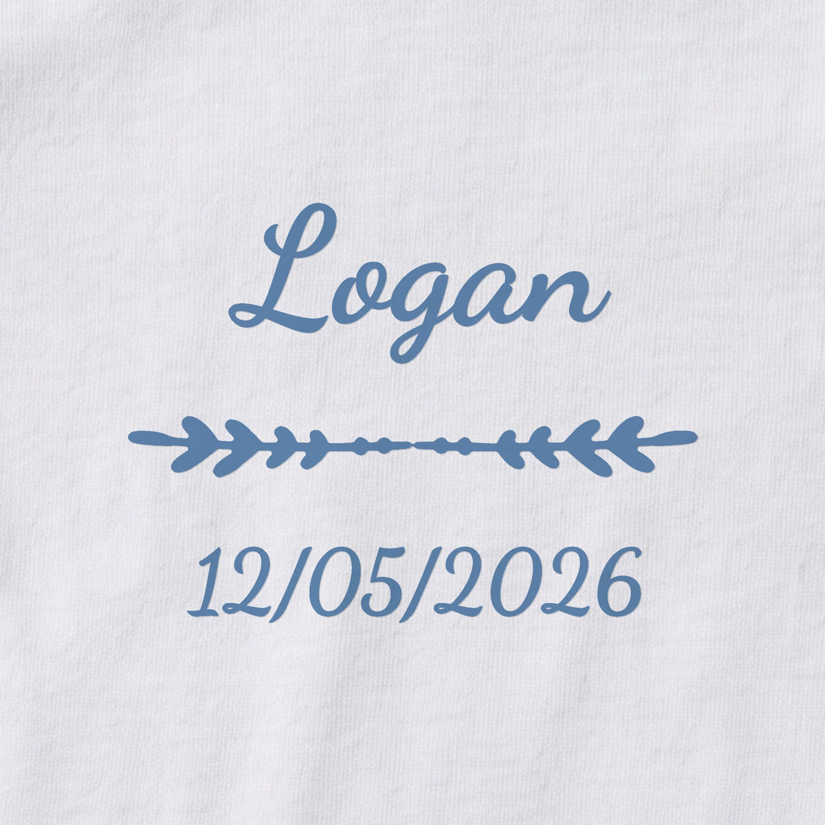 Body bébé personnalisé Logan — gros plan du marquage « Logan », ornement Flèche et date de naissance « 12/05/2026 »