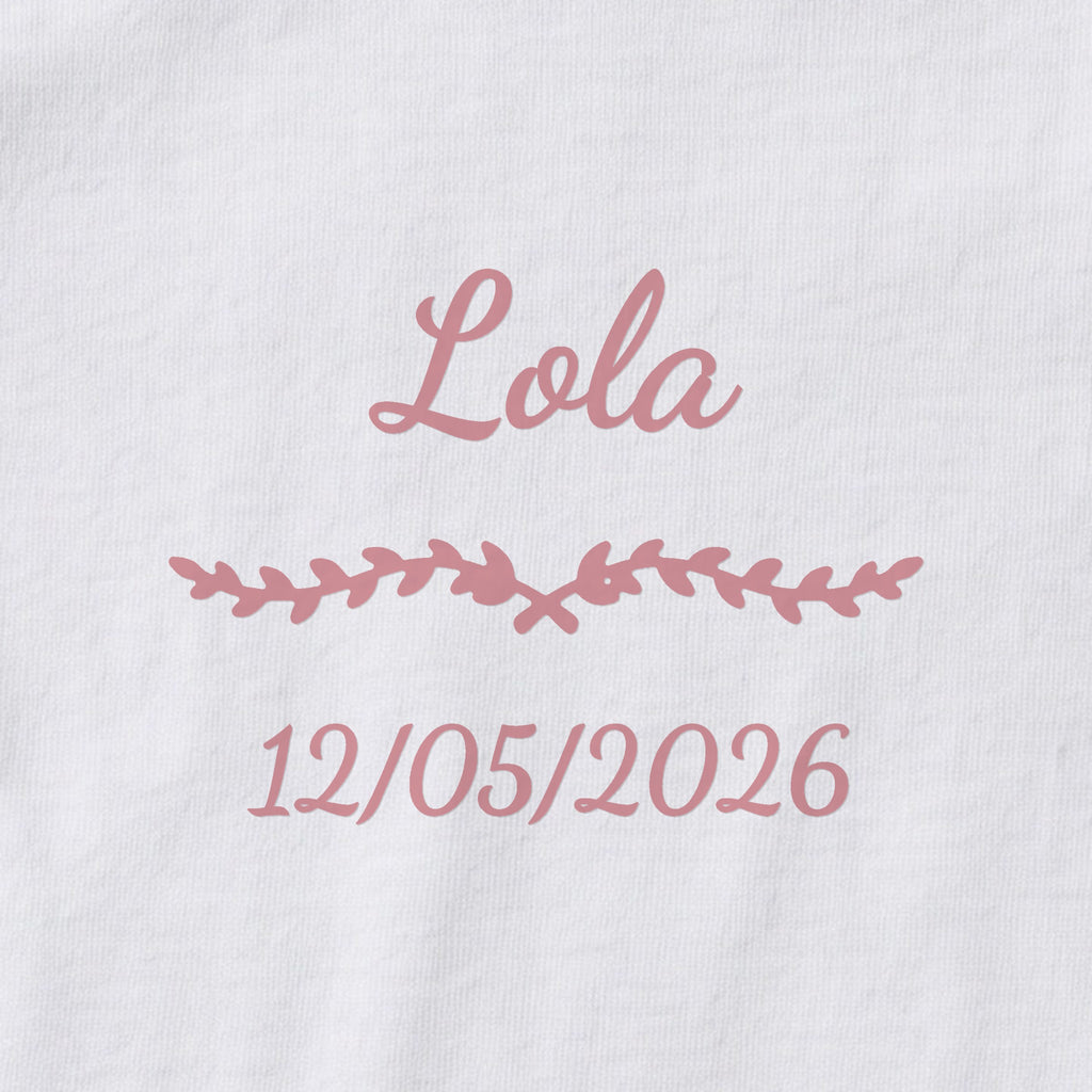 Body bébé personnalisé Lola — gros plan du marquage « Lola », ornement Liane et date de naissance « 12/05/2026 »