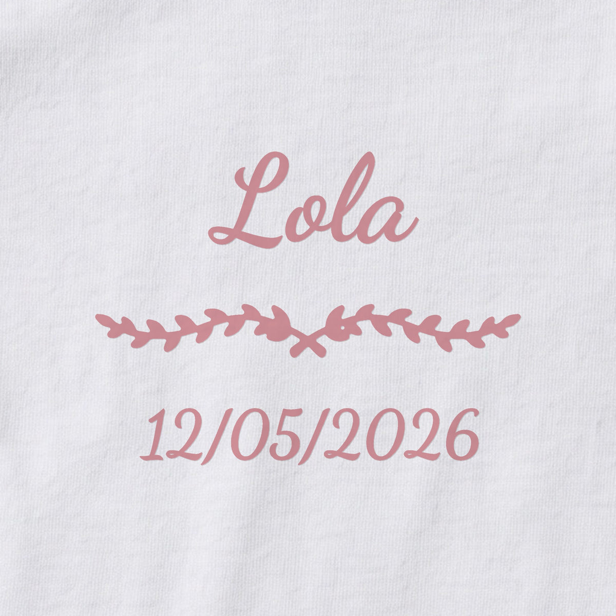 Body bébé personnalisé Lola — gros plan du marquage « Lola », ornement Liane et date de naissance « 12/05/2026 »