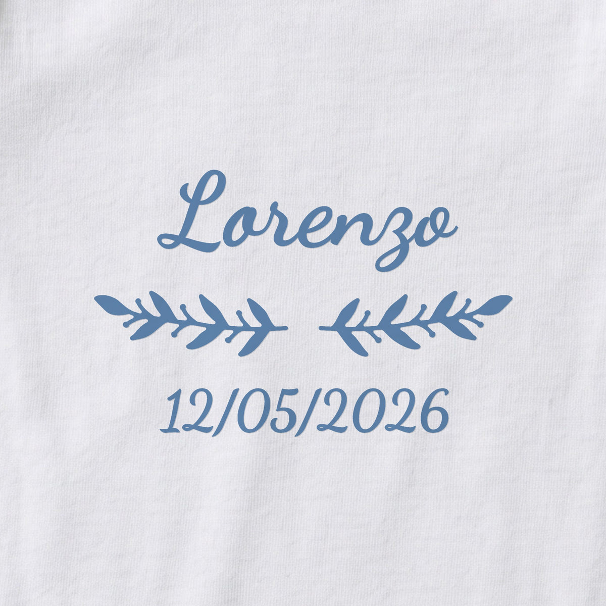 Body bébé personnalisé Lorenzo — gros plan du marquage « Lorenzo », ornement Rameaux et date de naissance « 12/05/2026 »