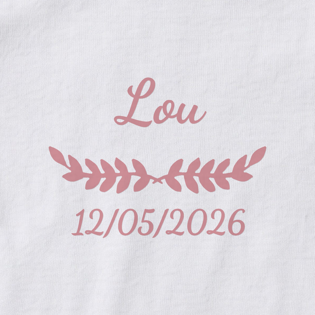 Body bébé personnalisé Lou — gros plan du marquage « Lou », ornement Feuillage et date de naissance « 12/05/2026 »