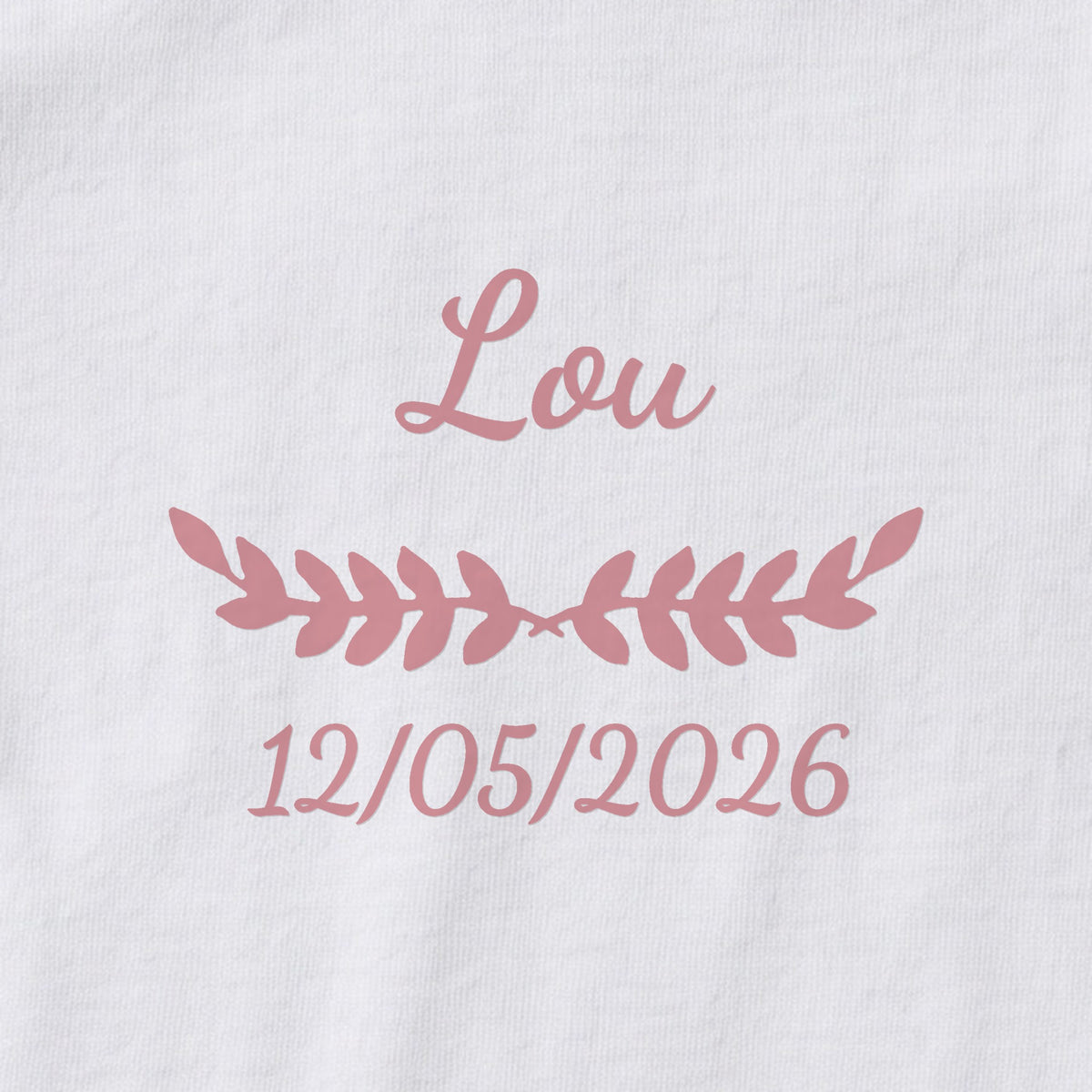 Body bébé personnalisé Lou — gros plan du marquage « Lou », ornement Feuillage et date de naissance « 12/05/2026 »