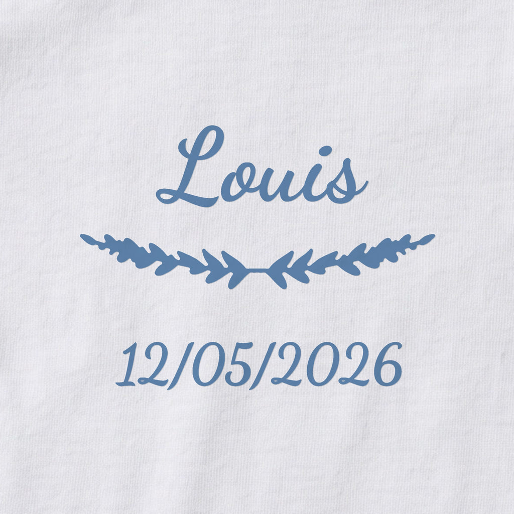 Body bébé personnalisé Louis — gros plan du marquage « Louis », ornement Brindilles et date de naissance « 12/05/2026 »