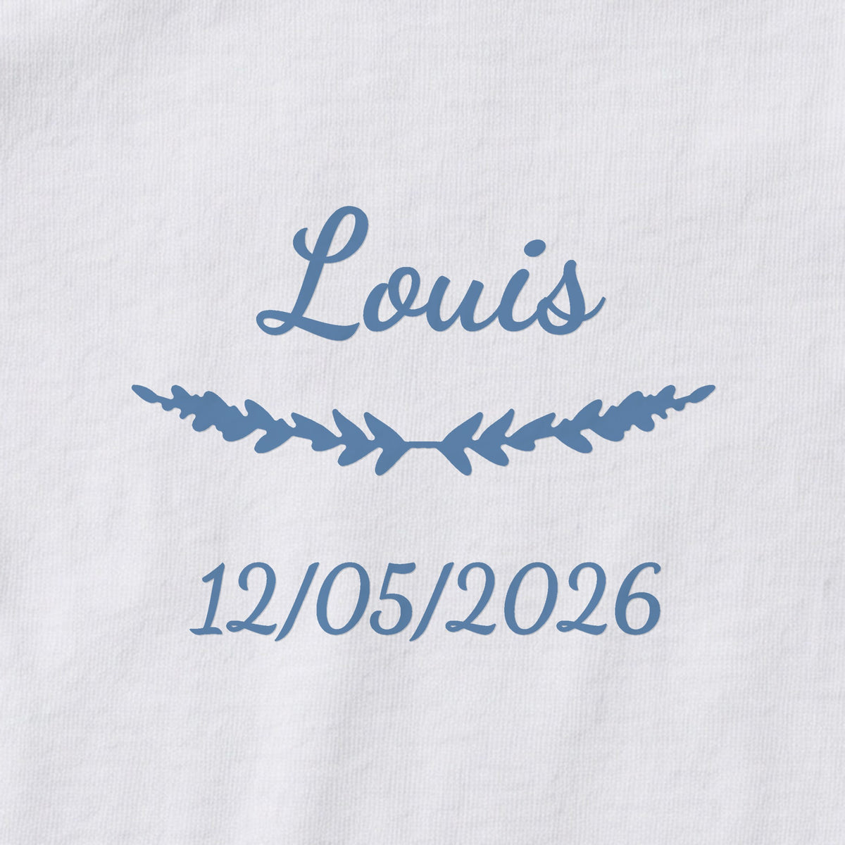 Body bébé personnalisé Louis — gros plan du marquage « Louis », ornement Brindilles et date de naissance « 12/05/2026 »