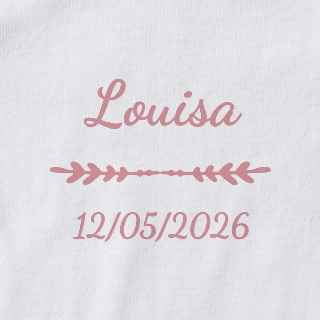 Body bébé personnalisé Louisa — gros plan du marquage « Louisa », ornement Flèche et date de naissance « 12/05/2026 »