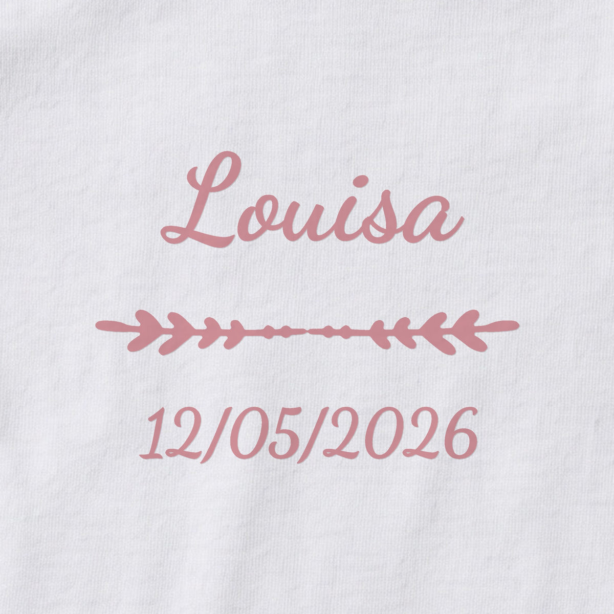 Body bébé personnalisé Louisa — gros plan du marquage « Louisa », ornement Flèche et date de naissance « 12/05/2026 »