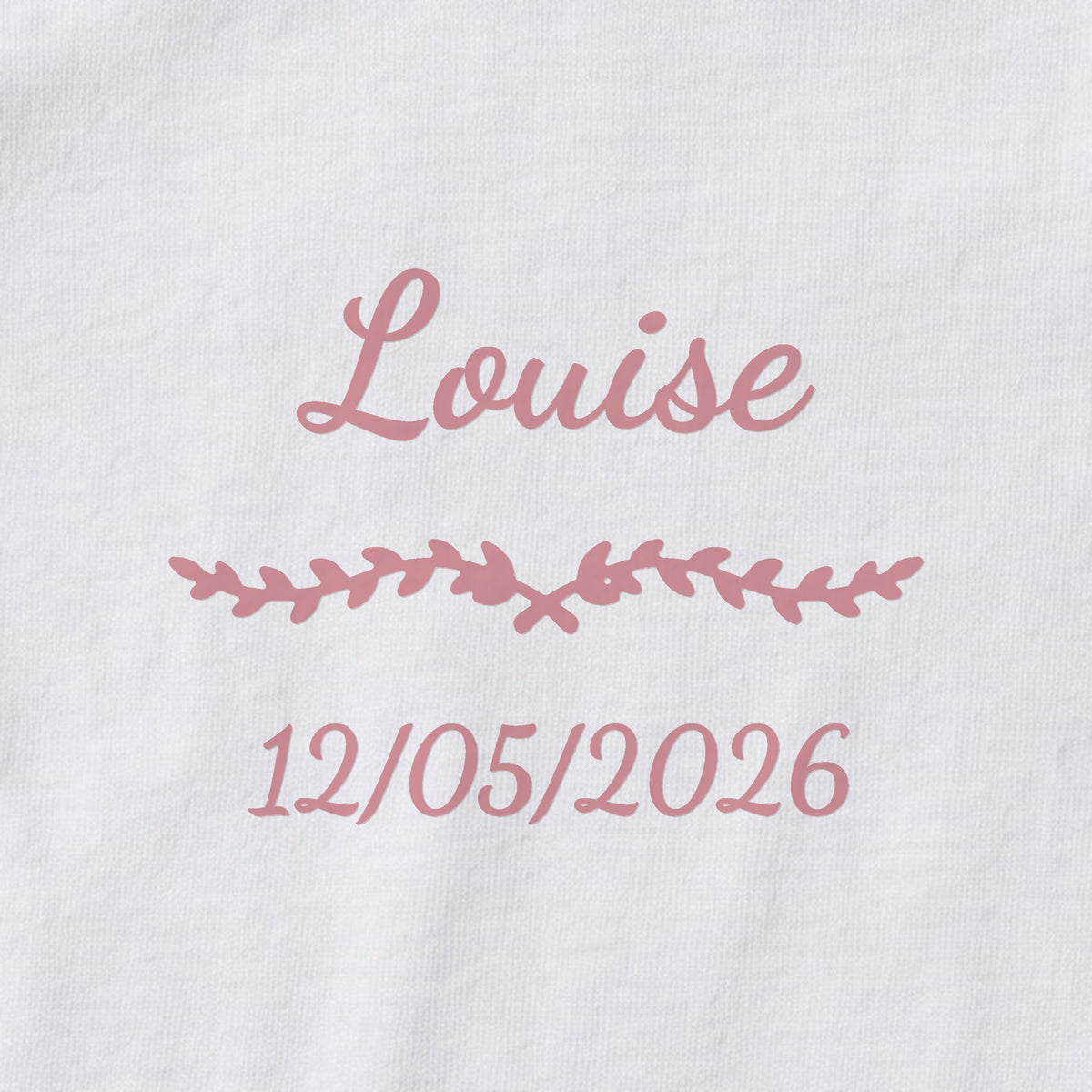 Body bébé personnalisé Louise — gros plan du marquage « Louise », ornement Liane et date de naissance « 12/05/2026 »