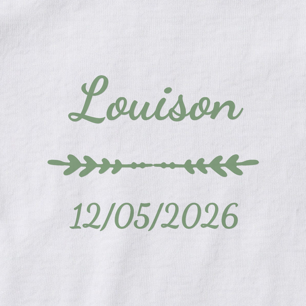 Body bébé personnalisé Louison — gros plan du marquage « Louison », ornement Flèche et date de naissance « 12/05/2026 »