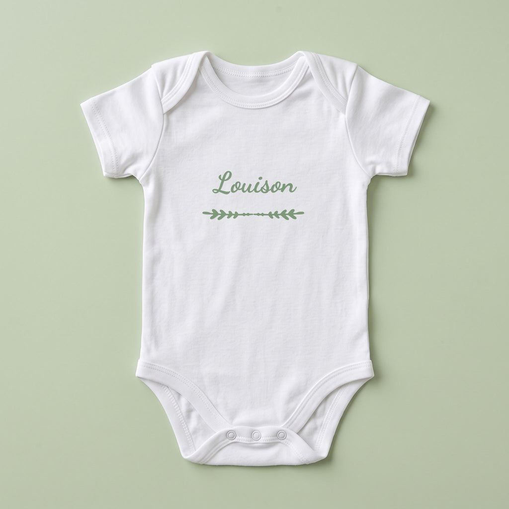 Body bébé blanc personnalisé Louison — prénom « Louison » marqué sur la poitrine, ornement Flèche