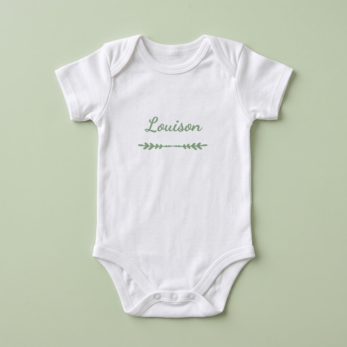 Body bébé blanc personnalisé Louison — prénom « Louison » marqué sur la poitrine, ornement Flèche