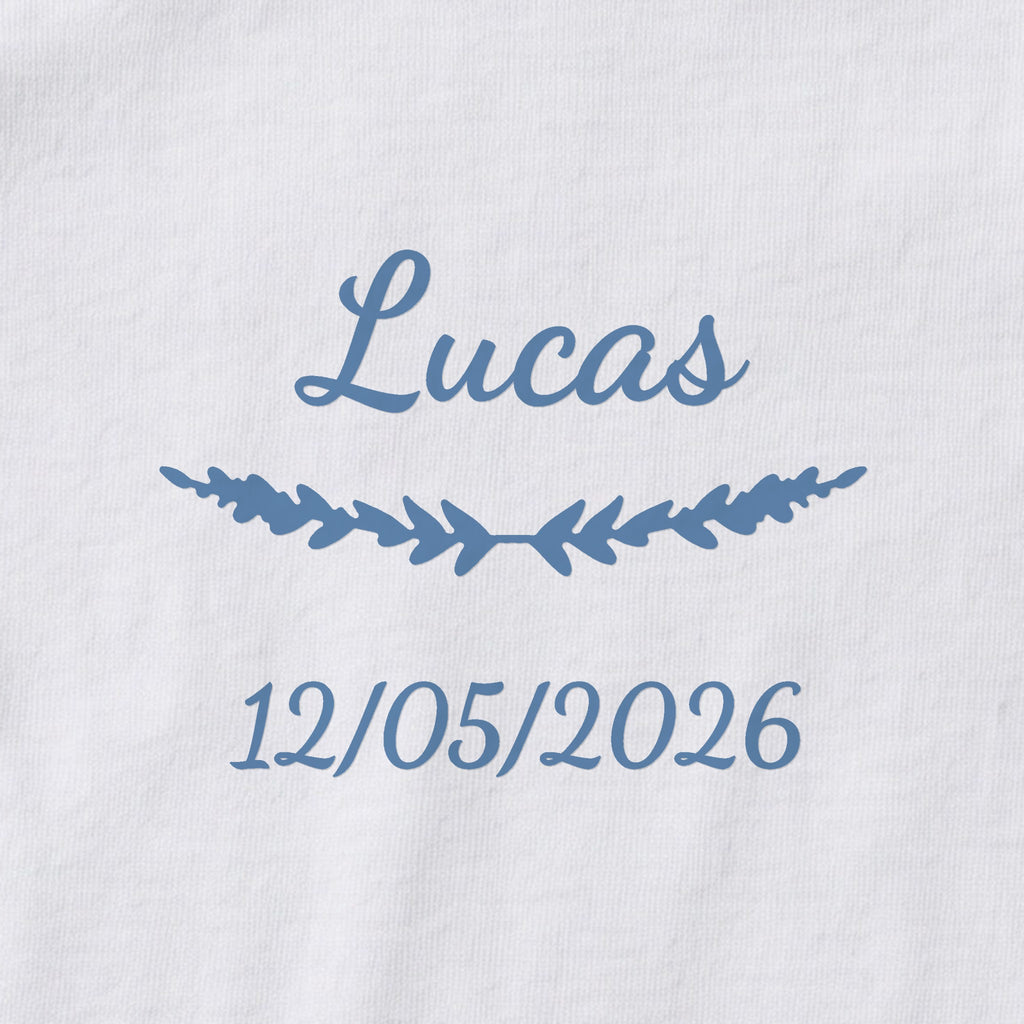 Body bébé personnalisé Lucas — gros plan du marquage « Lucas », ornement Brindilles et date de naissance « 12/05/2026 »