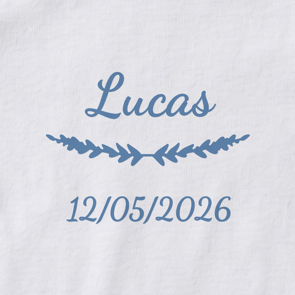 Body bébé personnalisé Lucas — gros plan du marquage « Lucas », ornement Brindilles et date de naissance « 12/05/2026 »