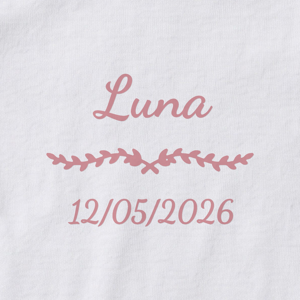 Body bébé personnalisé Luna — gros plan du marquage « Luna », ornement Liane et date de naissance « 12/05/2026 »