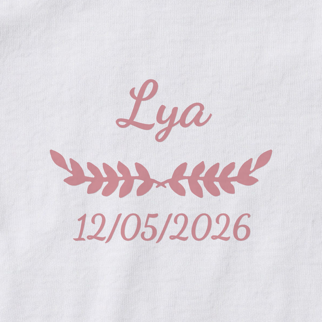Body bébé personnalisé Lya — gros plan du marquage « Lya », ornement Feuillage et date de naissance « 12/05/2026 »