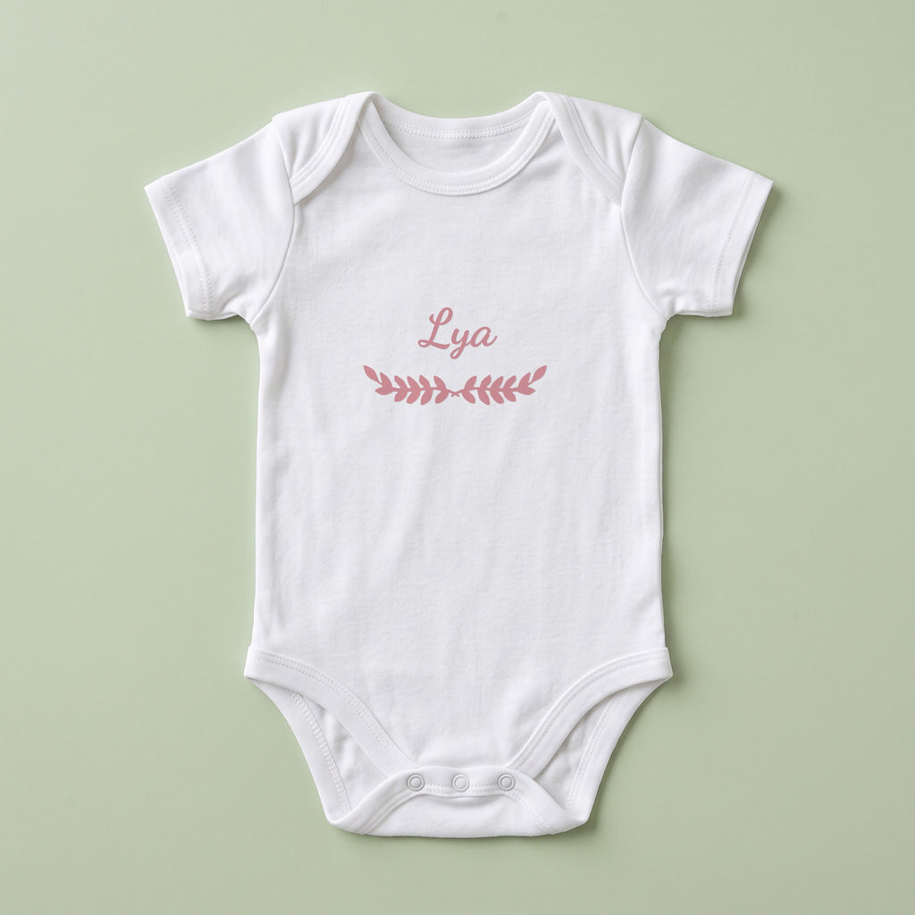 Body bébé blanc personnalisé Lya — prénom « Lya » marqué sur la poitrine, ornement Feuillage