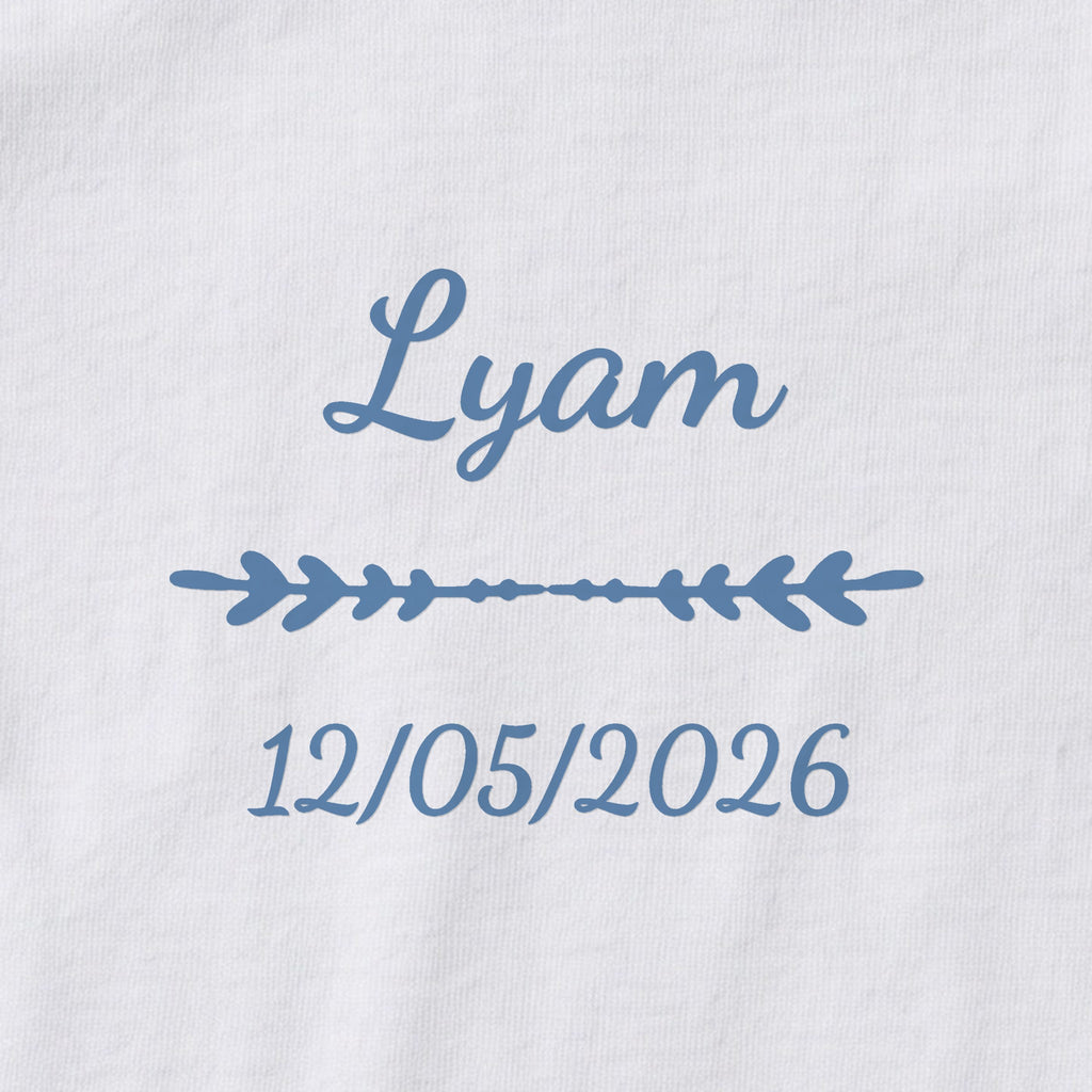 Body bébé personnalisé Lyam — gros plan du marquage « Lyam », ornement Flèche et date de naissance « 12/05/2026 »