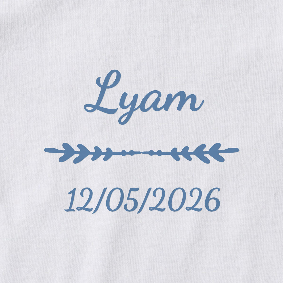 Body bébé personnalisé Lyam — gros plan du marquage « Lyam », ornement Flèche et date de naissance « 12/05/2026 »