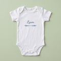Body bébé blanc personnalisé Lyam — prénom « Lyam » marqué sur la poitrine, ornement Flèche