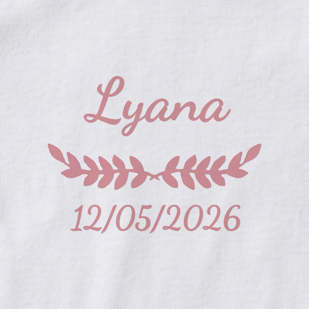 Body bébé personnalisé Lyana — gros plan du marquage « Lyana », ornement Feuillage et date de naissance « 12/05/2026 »