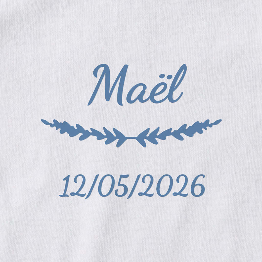 Body bébé personnalisé Maël — gros plan du marquage « Maël », ornement Brindilles et date de naissance « 12/05/2026 »