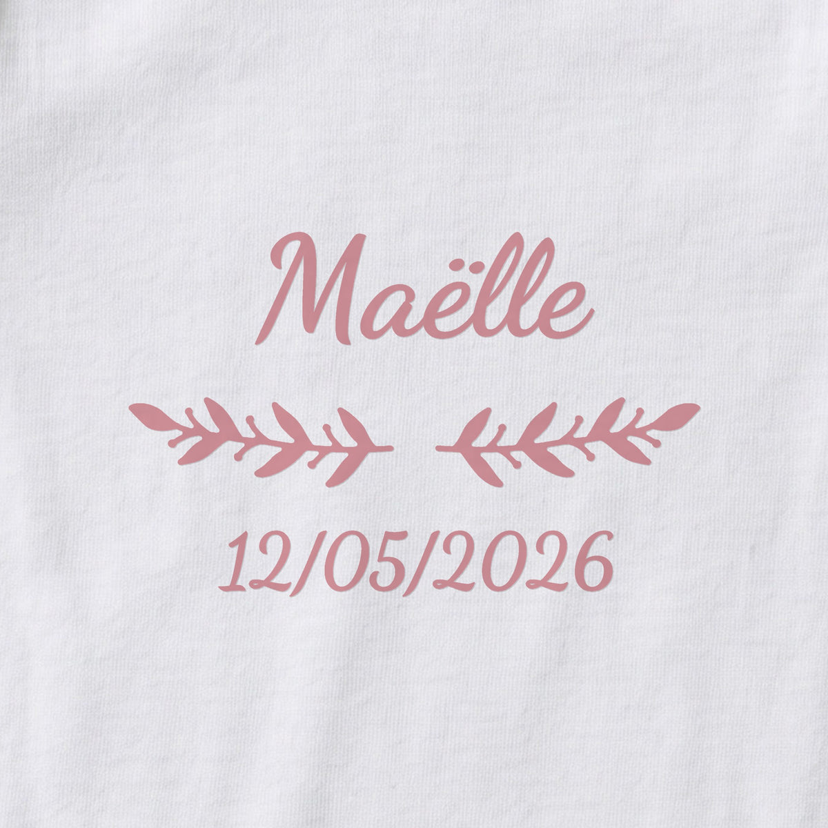 Body bébé personnalisé Maëlle — gros plan du marquage « Maëlle », ornement Rameaux et date de naissance « 12/05/2026 »