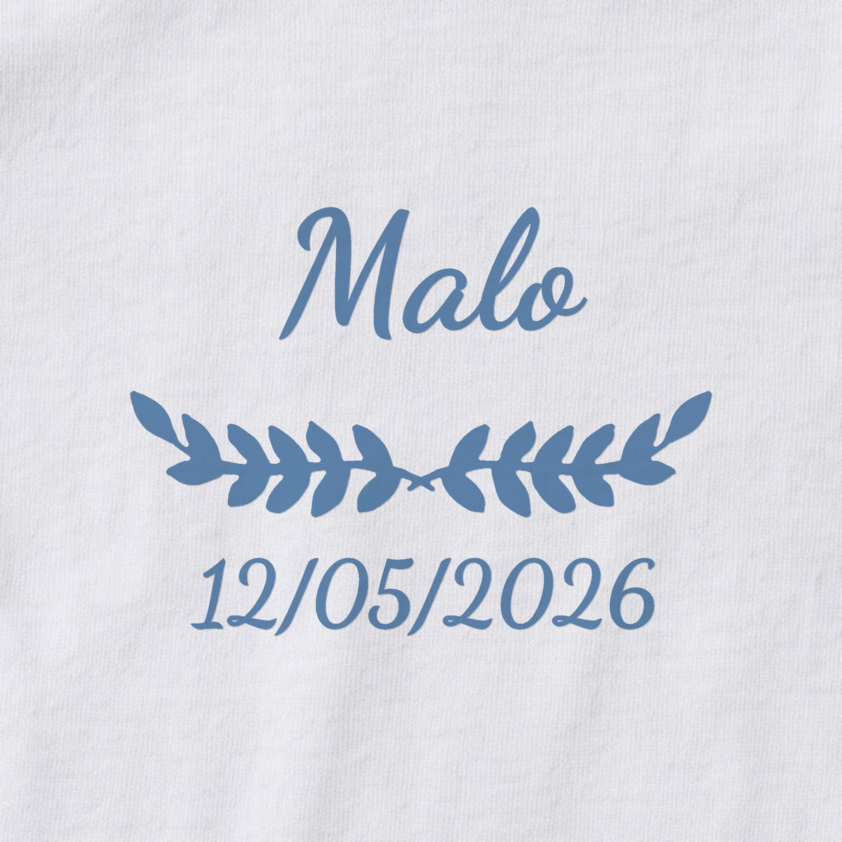 Body bébé personnalisé Malo — gros plan du marquage « Malo », ornement Feuillage et date de naissance « 12/05/2026 »